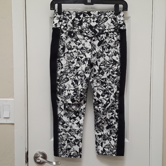 Nike Dri Fit  Legend. Jewels Tight Training Capri - Picture 6 of 15